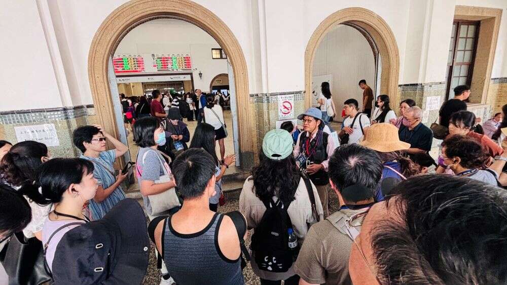 把握國慶連假！臺南百年月台邀旅客留下珍貴合影 拍照打卡再送限量紀念椪餅