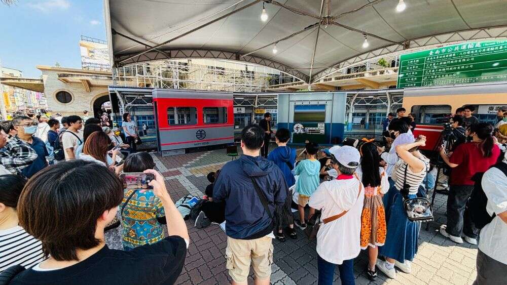 把握國慶連假！臺南百年月台邀旅客留下珍貴合影 拍照打卡再送限量紀念椪餅