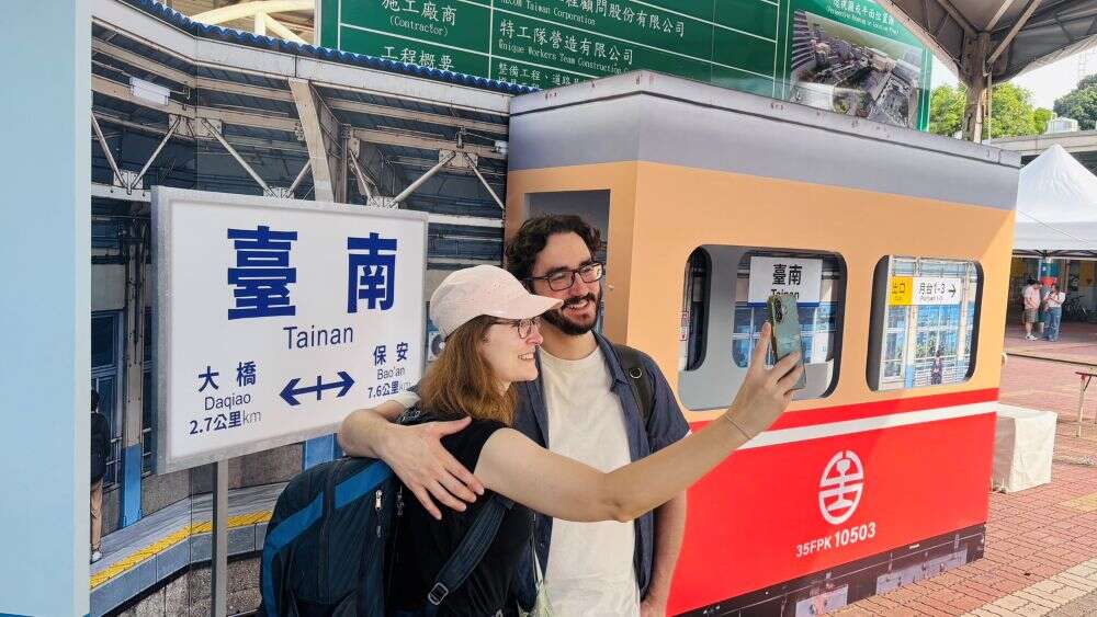 把握國慶連假！臺南百年月台邀旅客留下珍貴合影 拍照打卡再送限量紀念椪餅