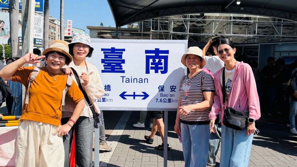 把握國慶連假！臺南百年月台邀旅客留下珍貴合影 拍照打卡再送限量紀念椪餅