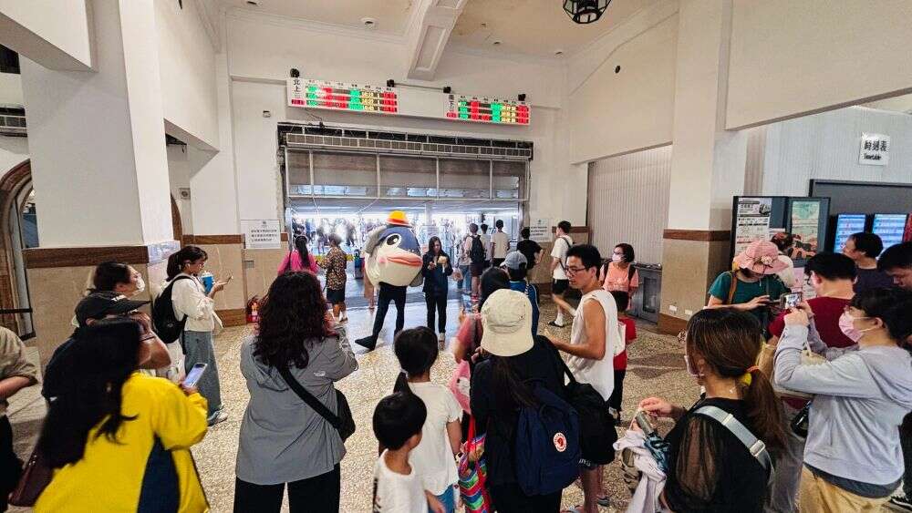 把握國慶連假！臺南百年月台邀旅客留下珍貴合影 拍照打卡再送限量紀念椪餅