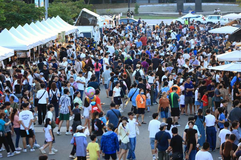 熱氣球升空、光雕及無人機璀璨點亮臺南夜空 「2026臺南熱氣球派對」首日登場 吸引逾6萬8千人次同樂