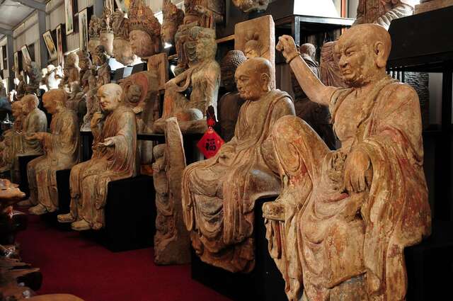 擁有數量龐大由信眾捐給寺方的千年古佛塑像及古佛首