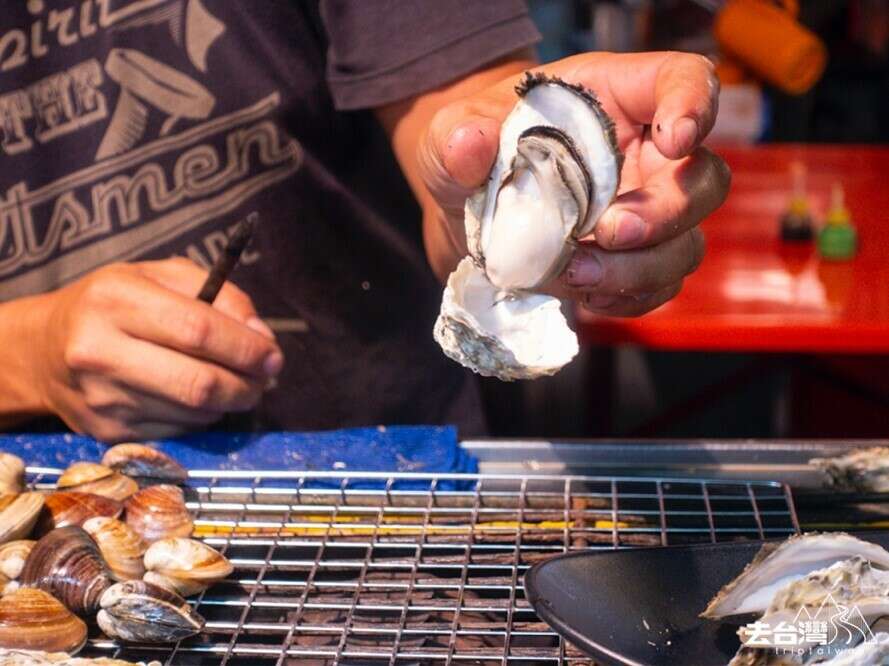 新永华夜市内有烤蚝摊贩