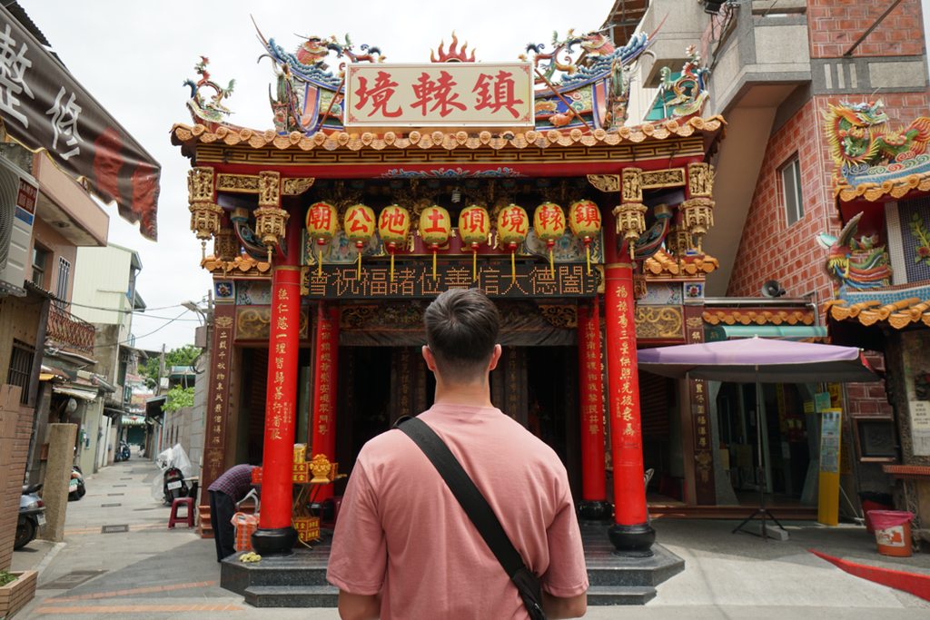 近く廟宇（ビョウウ祖先や貴人の霊を祭る建物。また、神を祭る建物）に宗教の教化を体験します