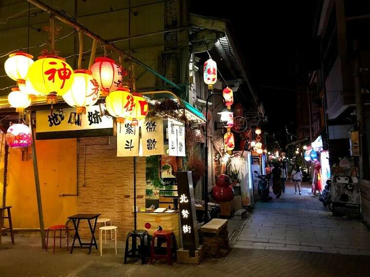 The entrance of Shengnong Street filling with the mood of fantasy