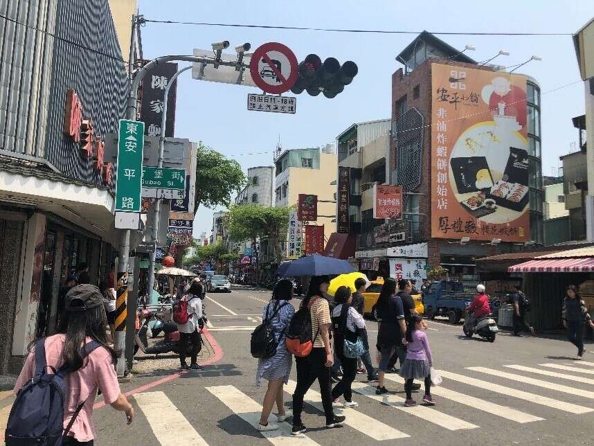 The pedestrian crossing to the entrance of Anping Old Street