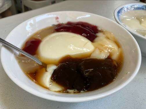 Tofu pudding with herbal jelly