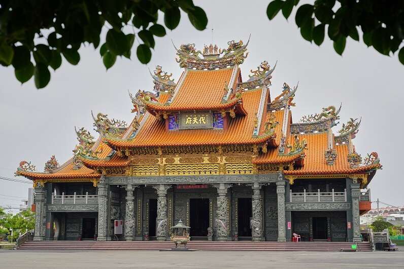 布袋嘴寮代天府 百年魚木 台南旅遊網