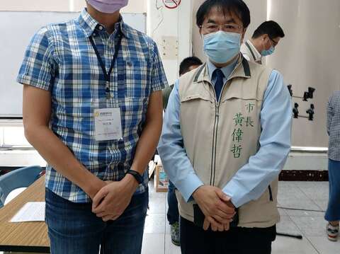 「黄Weizhe市長は確かに安心して予防接種プログラム開始作業に参加するバイリンガルの国際的リーダー林Zhihongの資格を持っている」