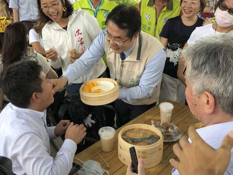 "市长邀请踩线业者芒果"