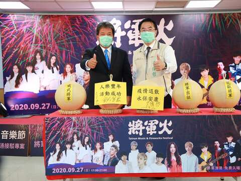市長與議長簽名合影