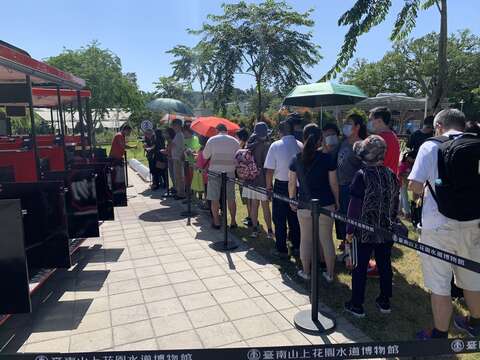  "中秋祭りの2日目-マウンテンウォーターウェイガーデンミュージアムの混雑"