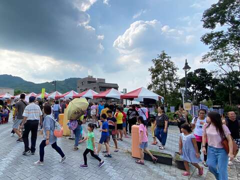  "中秋祭りの休日の2日目-Guanziling温泉フードフェスティバルの休日市場の観光客が集まります"