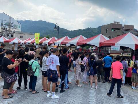  "中秋祭りの2日目-GuanzilingHot Spring Food HolidayMarketには長い行列があります"