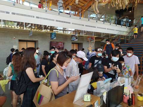 "中秋祭りの2日目-Zuozhen化石博物館は人でにぎわいます"