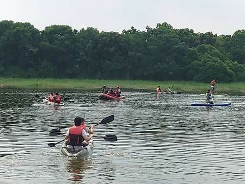  "中秋祭りの休日の2日目-DeyuanpiHollandVillageのウォーターアクティビティは観光客を魅了します"