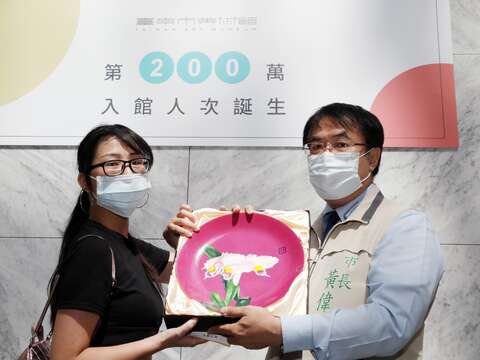  "中秋祭りの3日目-南アメリカパビリオンは、市長が直接提示した200万人目の訪問者を歓迎します"