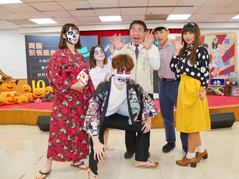  "市長と演奏グループは集合写真を持っています"