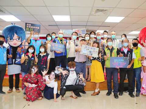  "記者会見の集合写真"
