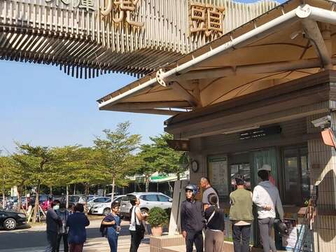 "国庆连假首日-虎头埤举办秋老虎活动早上游客人潮排队入园"