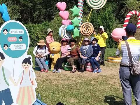 "国庆连假首日-德元埤荷兰村举办2020风车节一早即游客人潮涌入"