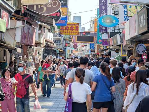 "国华街人潮满满"
