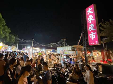 "大东夜市大爆满"