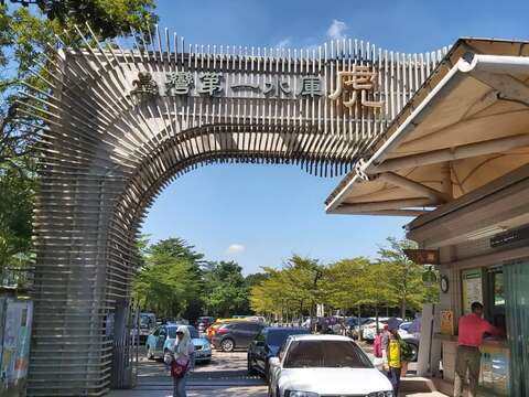 "台湾第一水库之称的虎头埤充满游玩的人潮"