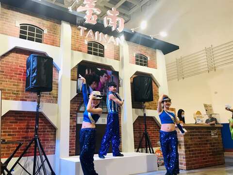 "台南馆开幕由梅门功艺坊带来活力精彩的帽子舞演出"