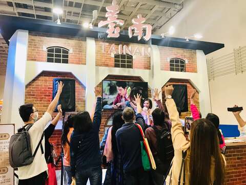 "现场吸引许多人潮"