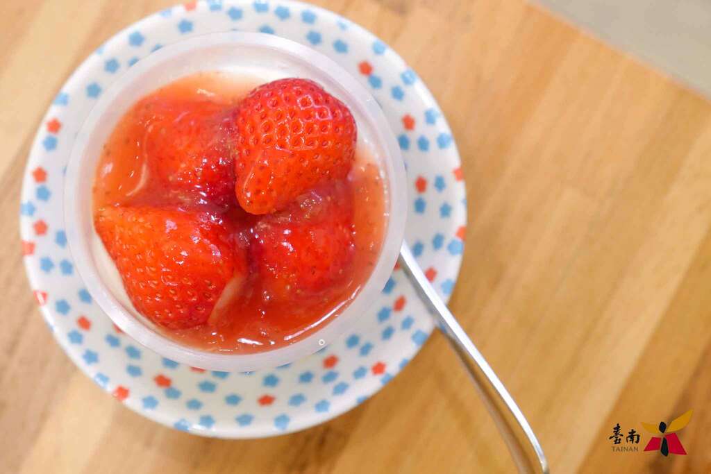 店内主打手工果酱，尤其冬日草莓季，推出选用日本丰香草莓所做的果酱