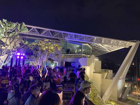 "夜间的南美2馆举办维也纳啤酒音乐DJ派对吸引众多人潮"