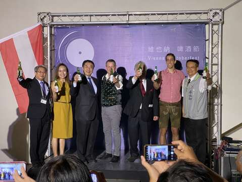 "黄伟哲市长开心共同畅饮维也纳啤酒"