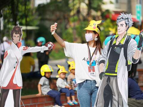"民众与队长人形立牌合照"