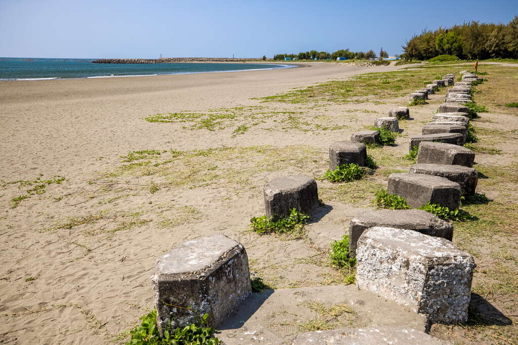 海岸線上的水泥石塊