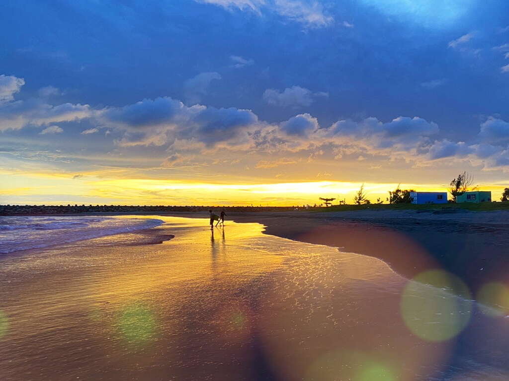 以远方无死角的夕阳为背景，沐浴在温暖的橙色光辉下，夕照带来的橙色光辉将月牙湾染成一片绵延的橘橙，远方的金黄落日清晰可见，造就了这番着名景致。