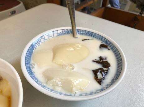 Tofu pudding with herbal jelly and milk