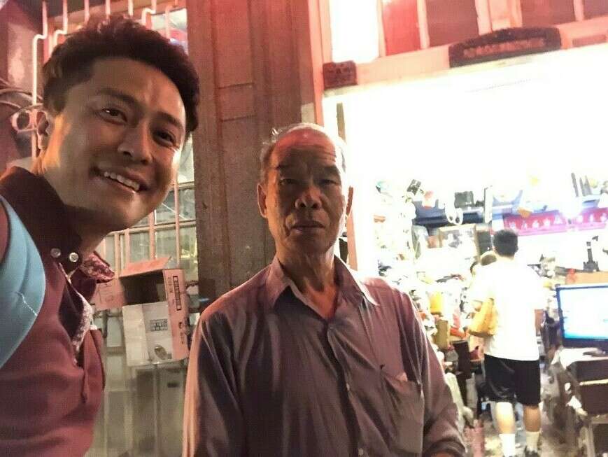 Take picture with the owner of antique shop in Shengnong street
