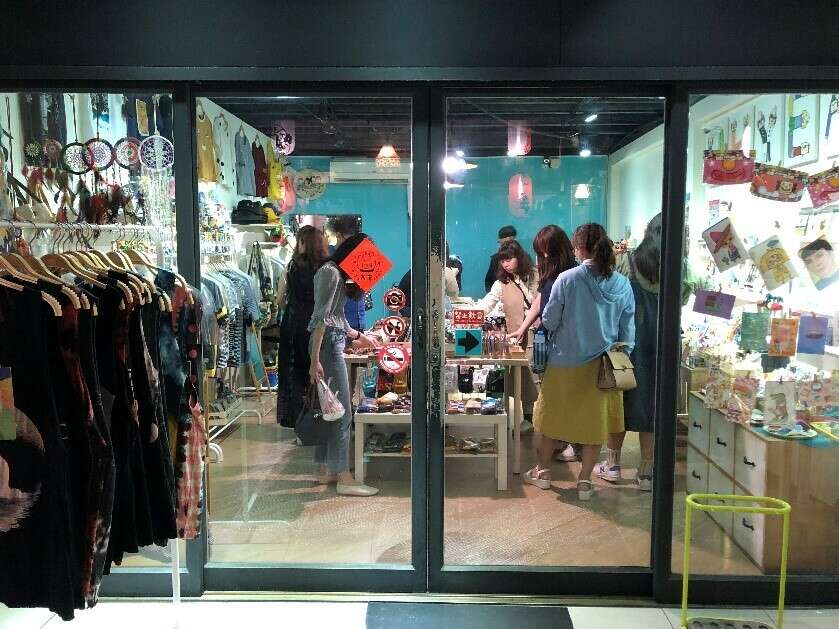 The souvenir store (2)
